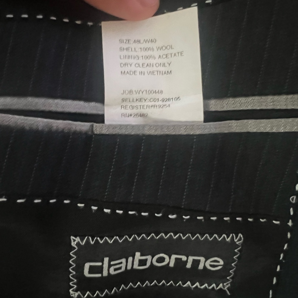 Claiborne Men’s Suit Jacket in Black with faint white stripes size 48L/ 40W - Picture 4 of 4